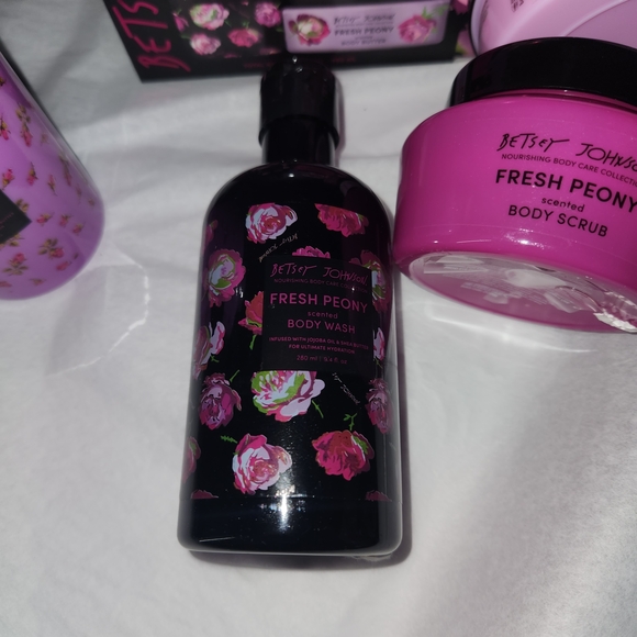 NWT BETSEY JOHNSON Peony Lotion Scrub Butter Wash GIFT SET - Picture 6 of 9
